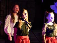 3 dziewczęta śpiewające