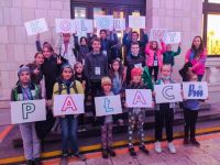 Grupa młodzieży na tarasie widokowym PKiN prezentuje napis Kolorowy Pałac
