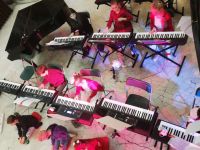 widok z góry na grające na keyboardach dzieci