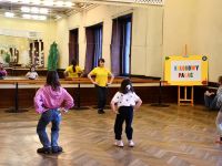 Trzy dziewczynki tańczą z instruktorką