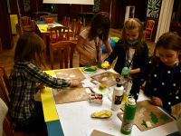 Grupa Dziewczynek Stempluje świąteczne Motywy Na Papierowych Torbach