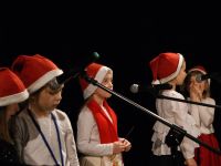 piątka śpiewających dzieci
