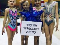4 zawodniczki z napisem UKS Warszawa POLSKA