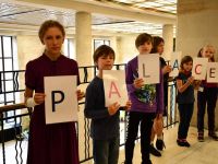 Grupa dzieci trzyma kartki z napisem po angielsku – palace ( pałac)