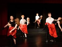 4 tańczące pary - dziewczęta w czerwonych spódnicach - musical FAME