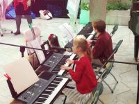 grające na keyboardzie dzieci