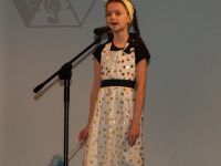 dziewczynka przy mikrofonie