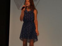 dziewczynka przy mikrofonie