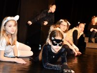 Twórcze Działania Teatralne - dzieci w strojach kotów