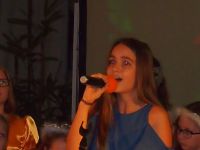 dziewczynka śpiewa
