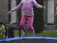 dziewczynka skacząca na trampolinie