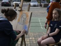 dziecko malujące portret