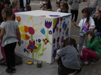 dzieci malujące kubik