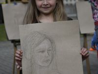 dziewczynka z narysowanym portretem