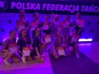 zbiorowe zdjęcie na tle napisu Polska Federacja Tańca.