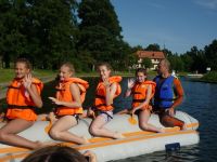 4 dziewczynki z instruktorem na sprzęcie pływającym