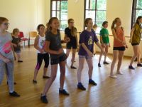 dziewczynki ćwiczące układ taneczny
