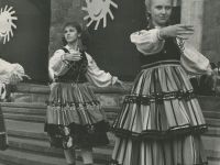 zespół ludowy tańczący na festiwalu NA PRZYZBIE