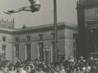dziecko skaczące na batucie przed Pałacem Młodzieży