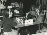 dzieci grające w szachy