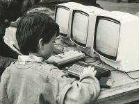 dzieci przy konputerach