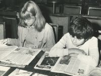 dzieci czytające gazety