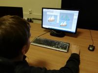 dziecko tworzące model żaglówki w programie Autodesk 3ds Max