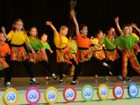 Taniec Nowoczesny I Zabawy - grupa dzieci w układzie tanecznym