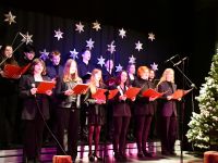 zespół WYDŻWIĘK śpiewający na scenie podczas koncertu świątecznego