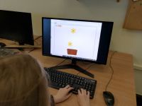 dziecko grające w Scratchu w zbieranie żonkili