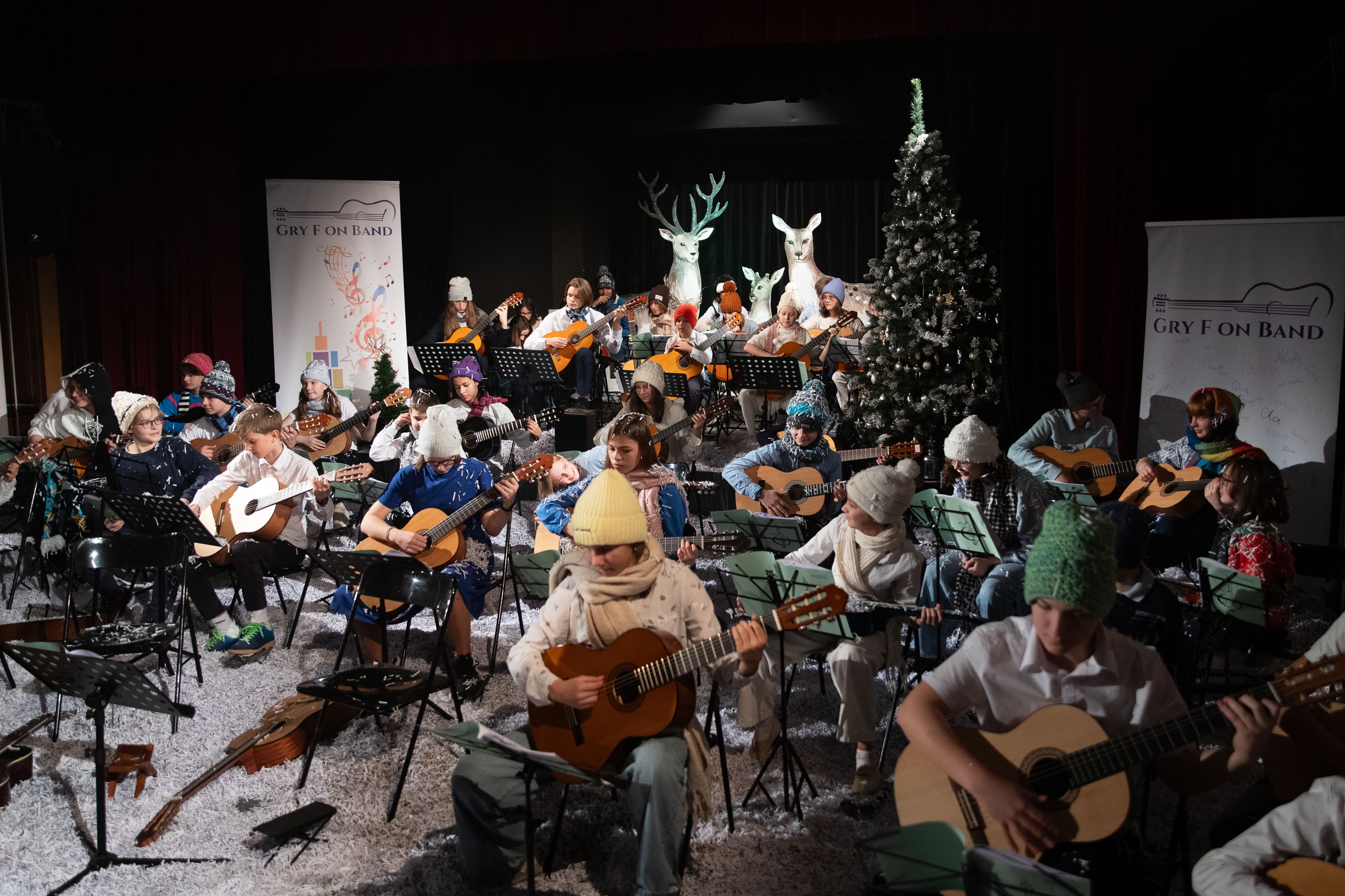 KONCERT GITAROWY - ŚNIEŻNE MELODIE 46 GITAR I WESOŁEGO JELENIA.