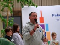 przemawiający dyrektor PM