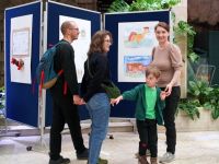 zwiedzający wystawę