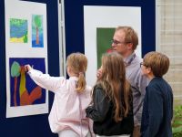 zwiedzający wystawę