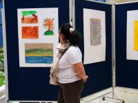 zwiedzająca wystawę