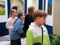 zwiedzający wystawę