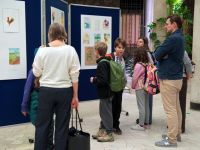 zwiedzający wystawę