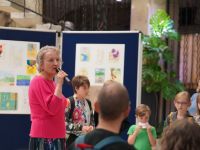 przemawiająca instruktorka malarstwa