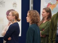 zwiedzający wystawę