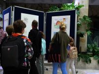 zwiedzający wystawę