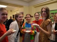 Grupa dziewcząt z poczęstunkiem-tortem urodzinowym PM