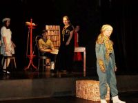 aktor na proscenium przy murze - reszta  na scenie
