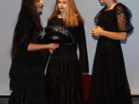 trzy dziewczyny w czarnych strojach