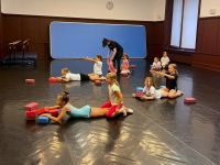 dziewczynki za balecie ćwiczące rozciąganie