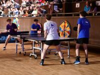 chłopcy grający w tenisa stołowego