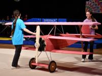 dziewczynki wprowadzające model samolotu