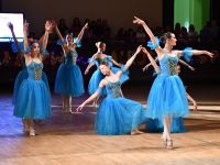 baletnice w niebieskich sukienkach w układzie tanecznym