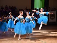 baletnice w niebieskich sukienkach w układzie tanecznym