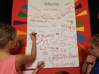 100 słów na 100 lecie niepodległości - dzieci dopisuja kolejne hasła