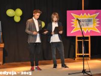 dwóch chłopców na scenie prowadzących imprezę Młodzieżowy Talent
